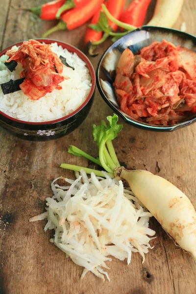 Ravanello kimchi con riso al vapore — Foto Stock