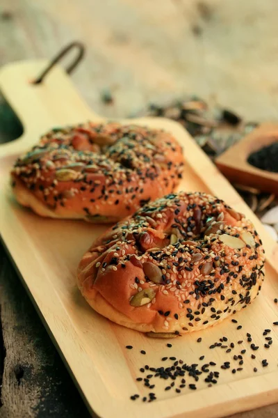 Pan de trigo integral con sésamo negro — Foto de Stock