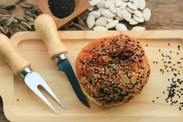Pane integrale con sesamo nero — Foto Stock