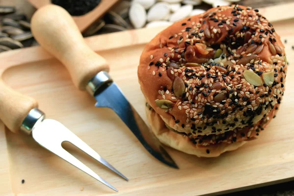 Pão de trigo inteiro com gergelim preto — Fotografia de Stock