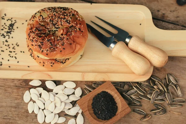 Pane integrale con sesamo nero — Foto Stock