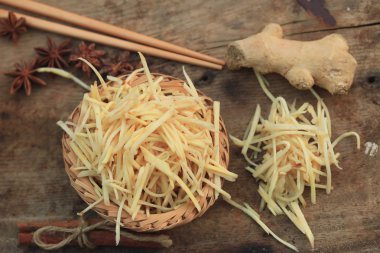 Taze zencefil ile dilimlenmiş