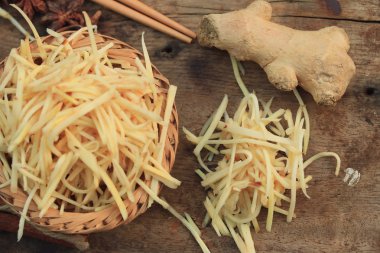 Taze zencefil ile dilimlenmiş