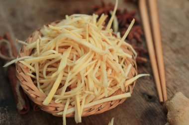 Taze zencefil ile dilimlenmiş