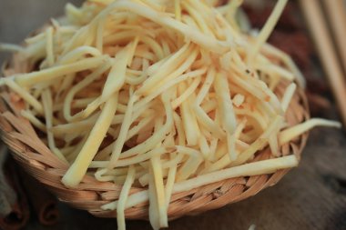 Taze zencefil ile dilimlenmiş