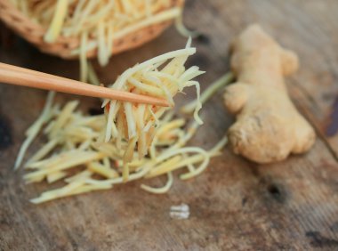 Taze zencefil ile dilimlenmiş