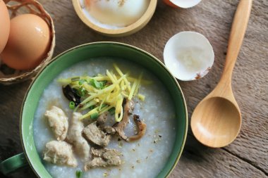 Pirinç lapası kıyılmış domuz eti ile