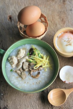 Pirinç lapası kıyılmış domuz eti ile