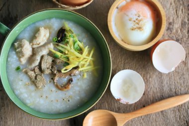 Pirinç lapası kıyılmış domuz eti ile