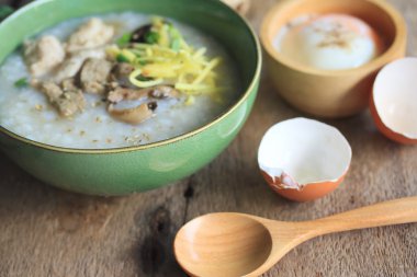 Pirinç lapası kıyılmış domuz eti ile