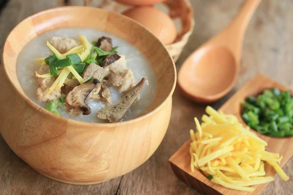 Pirinç lapası kıyılmış domuz eti ile