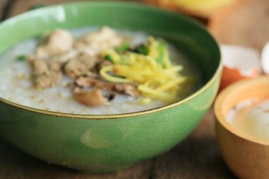 Pirinç lapası kıyılmış domuz eti ile