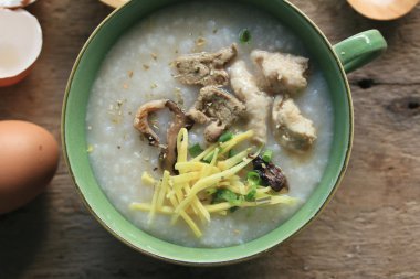 Pirinç lapası kıyılmış domuz eti ile