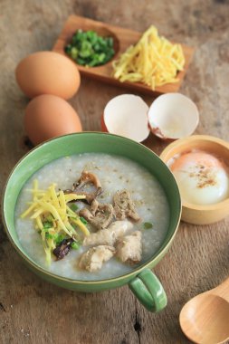 Pirinç lapası kıyılmış domuz eti ile