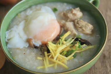 Pirinç lapası kıyılmış domuz eti ile