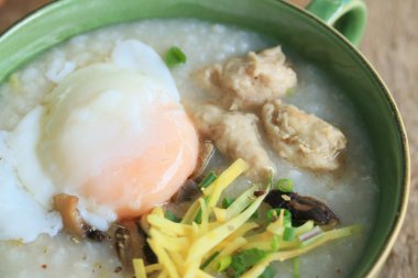 Pirinç lapası kıyılmış domuz eti ile