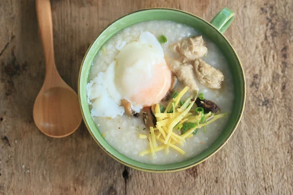 Bubur nasi dengan daging babi cincang — Stok Foto