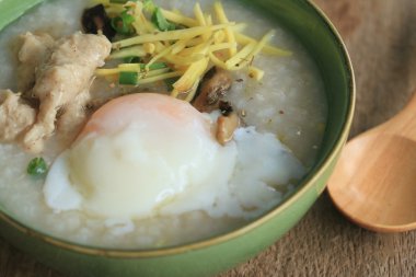 Pirinç lapası kıyılmış domuz eti ile