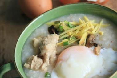 Pirinç lapası kıyılmış domuz eti ile