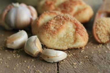 Ekmek sarımsak susam ile