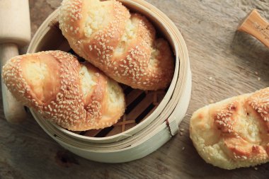 Ekmek sarımsak susam ile