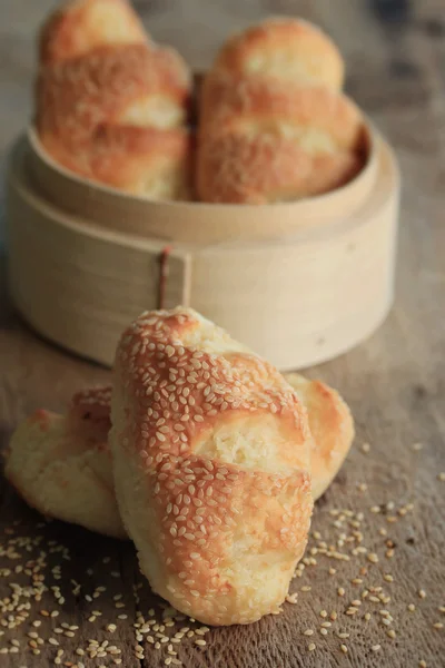 De knoflook brood met sesam — Stockfoto