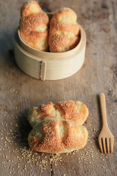 De knoflook brood met sesam — Stockfoto