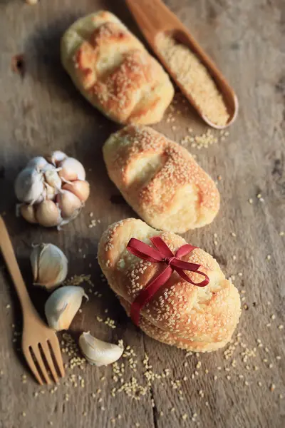 Хлебный чеснок с кунжутом — стоковое фото