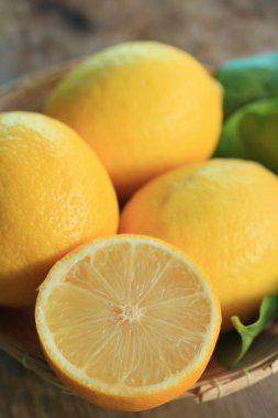taze limon yaprakları ile