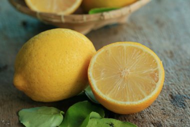 taze limon yaprakları ile