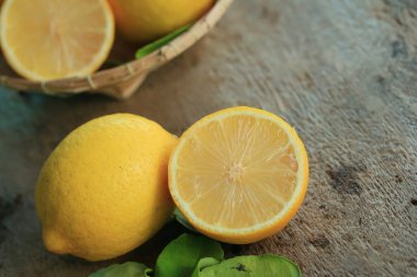 taze limon yaprakları ile