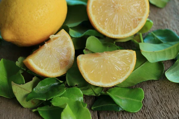 Frische Zitrone mit Blättern — Stockfoto