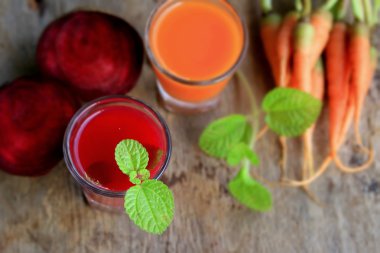 pancar ve havuç suyu karıştırın