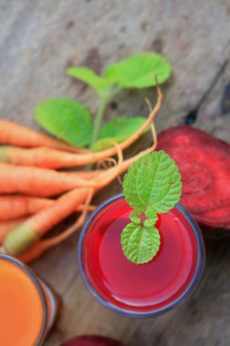 pancar ve havuç suyu karıştırın