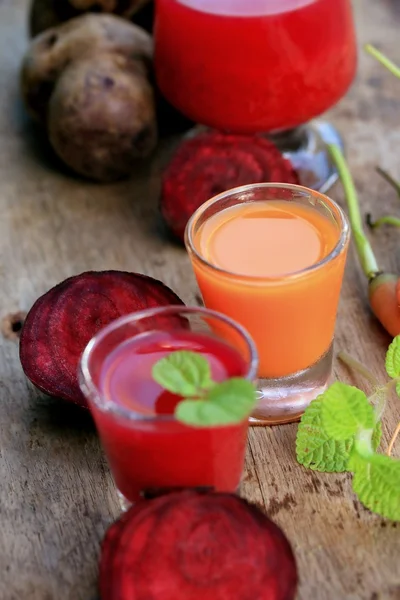 Mélanger les jus de betteraves et de carottes — Photo