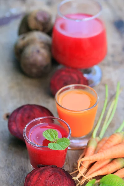 Mezclar zumos de remolacha y zanahoria — Foto de Stock