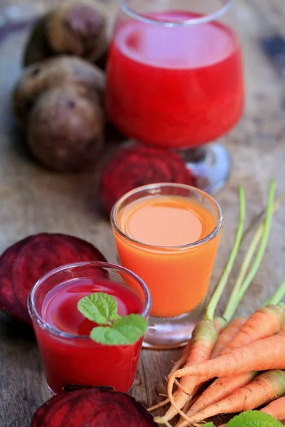 Mezclar zumos de remolacha y zanahoria — Foto de Stock