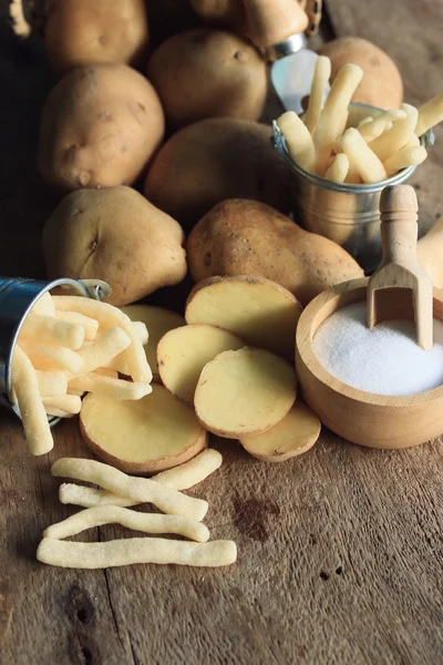 Картофель фри со свежей картошкой — стоковое фото