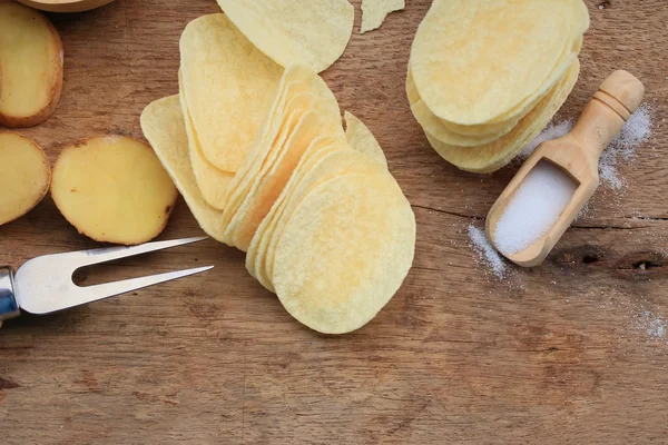 Свежий картофель с картофельными чипсами — стоковое фото
