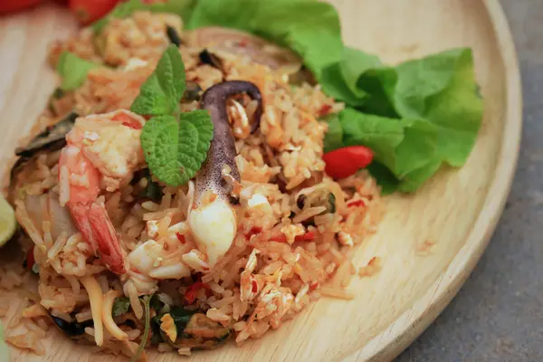Nasi goreng dengan makanan laut — Stok Foto