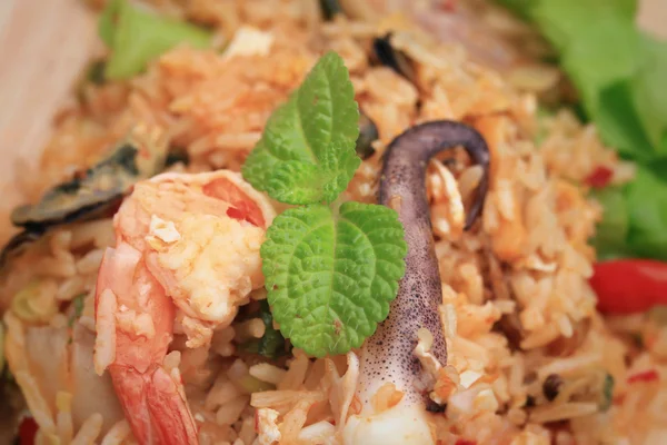 Nasi goreng dengan makanan laut — Stok Foto