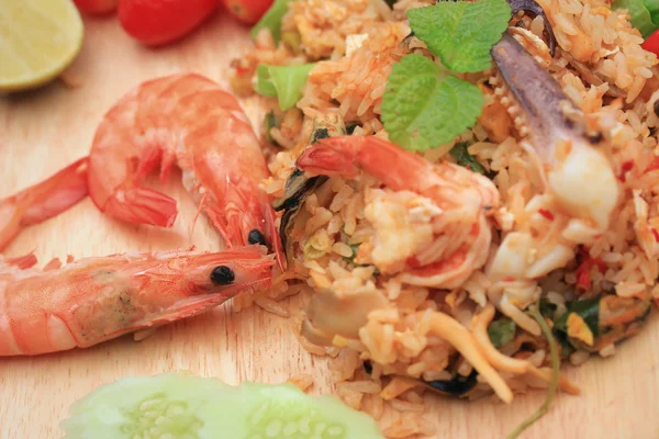 Смажений рис з морепродуктами — стокове фото