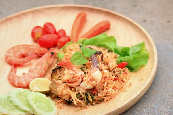 Nasi goreng dengan makanan laut — Stok Foto