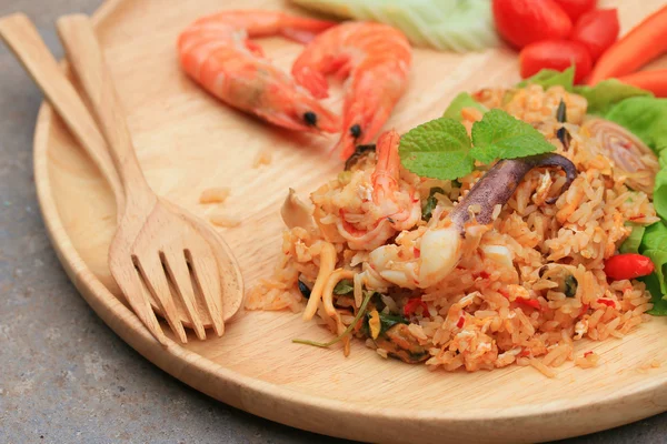 Nasi goreng dengan makanan laut — Stok Foto