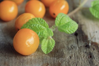 Sarı domates ile nane yaprakları