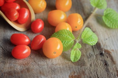 taze domates ile nane yaprakları