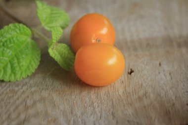 Sarı domates ile nane yaprakları