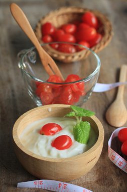 Yoğurtlu taze domates