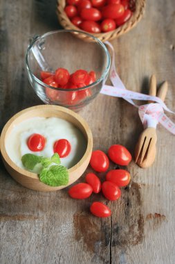 Yoğurtlu taze domates