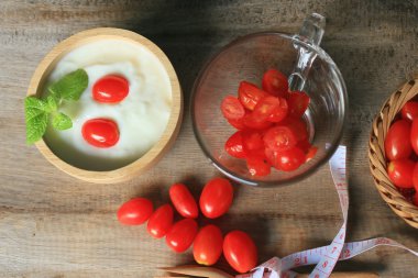 Yoğurtlu taze domates